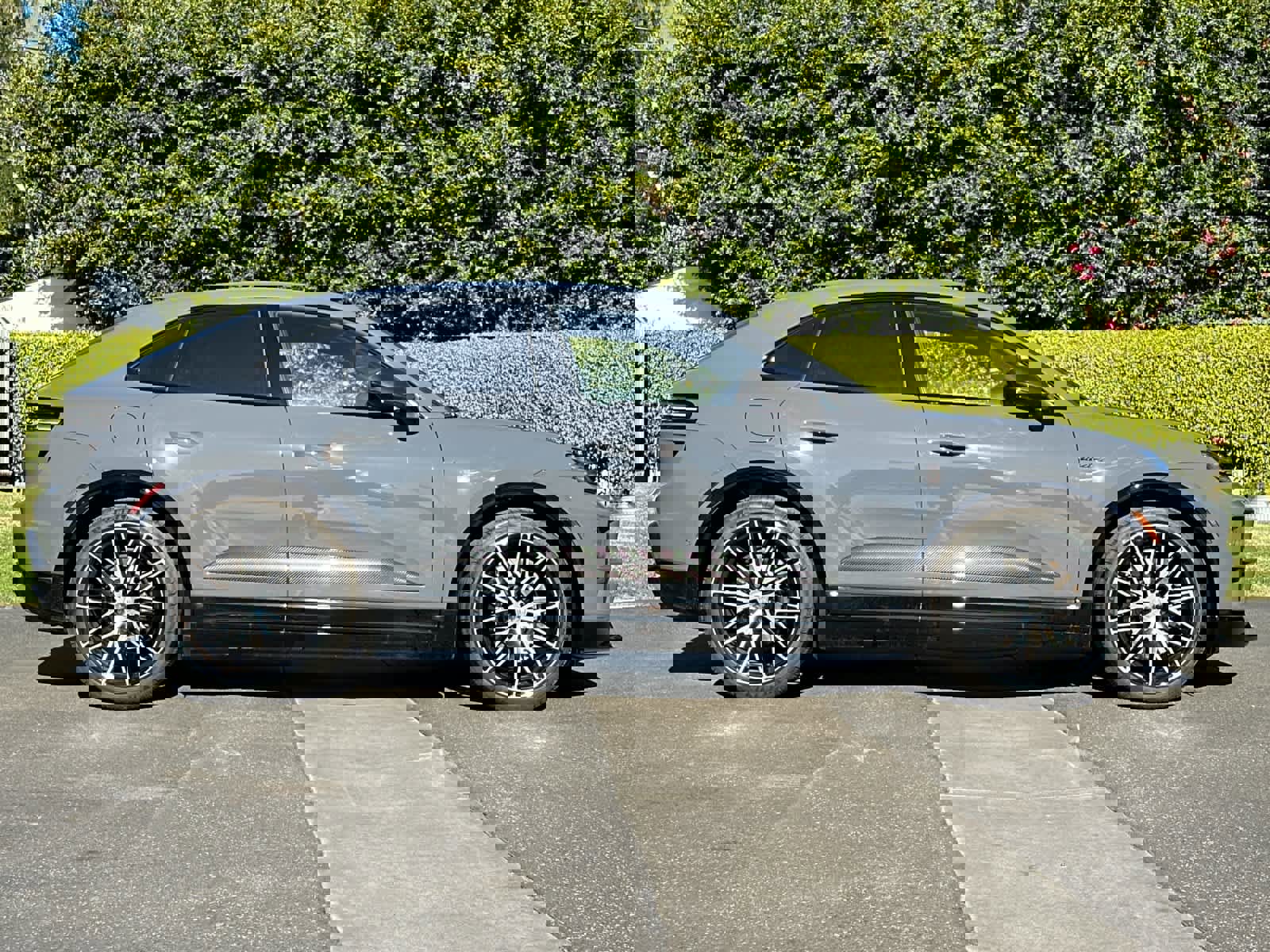 New 2025 Porsche Macan Turbo Electric image 9