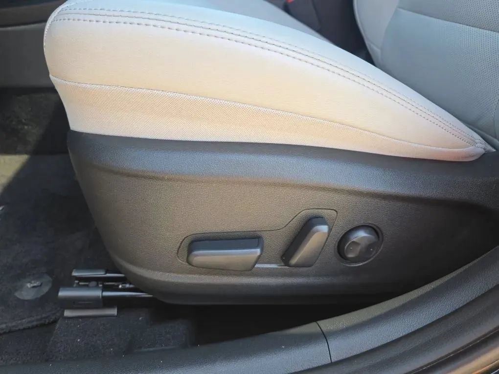 Used 2023 Hyundai Kona Limited AWD/4WD image 16