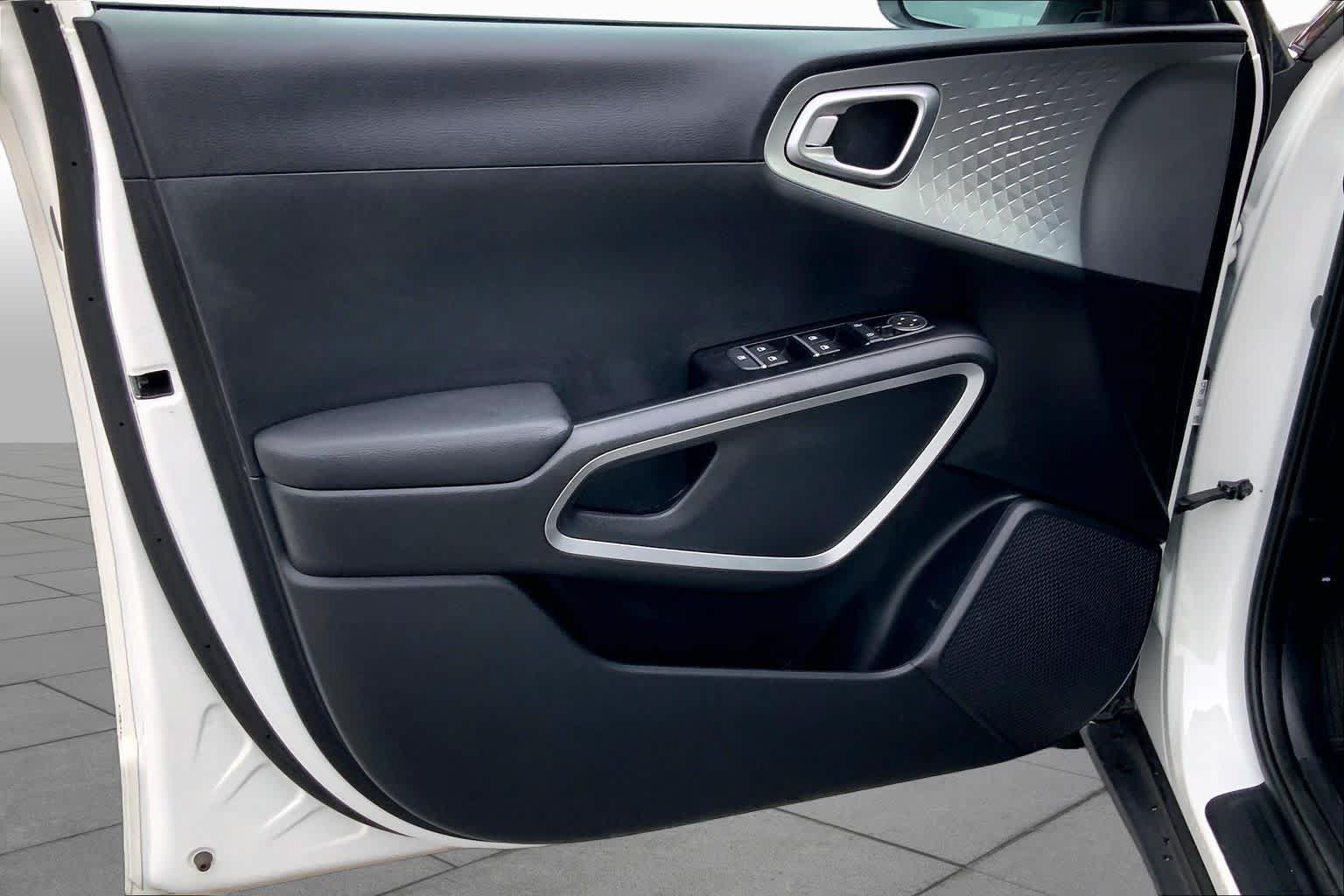 Used 2025 Kia Soul LX w/ LX Technology Package FWD image 20
