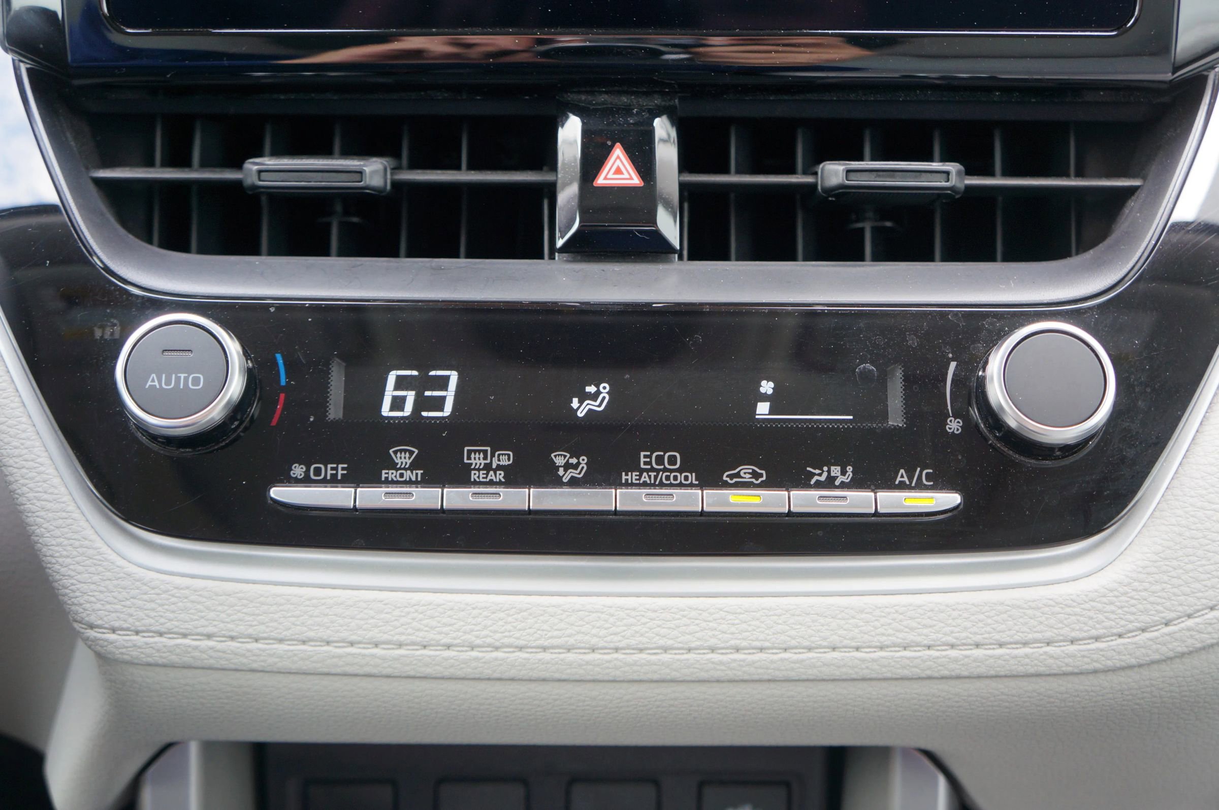 Used 2025 Toyota Corolla Cross LE image 40