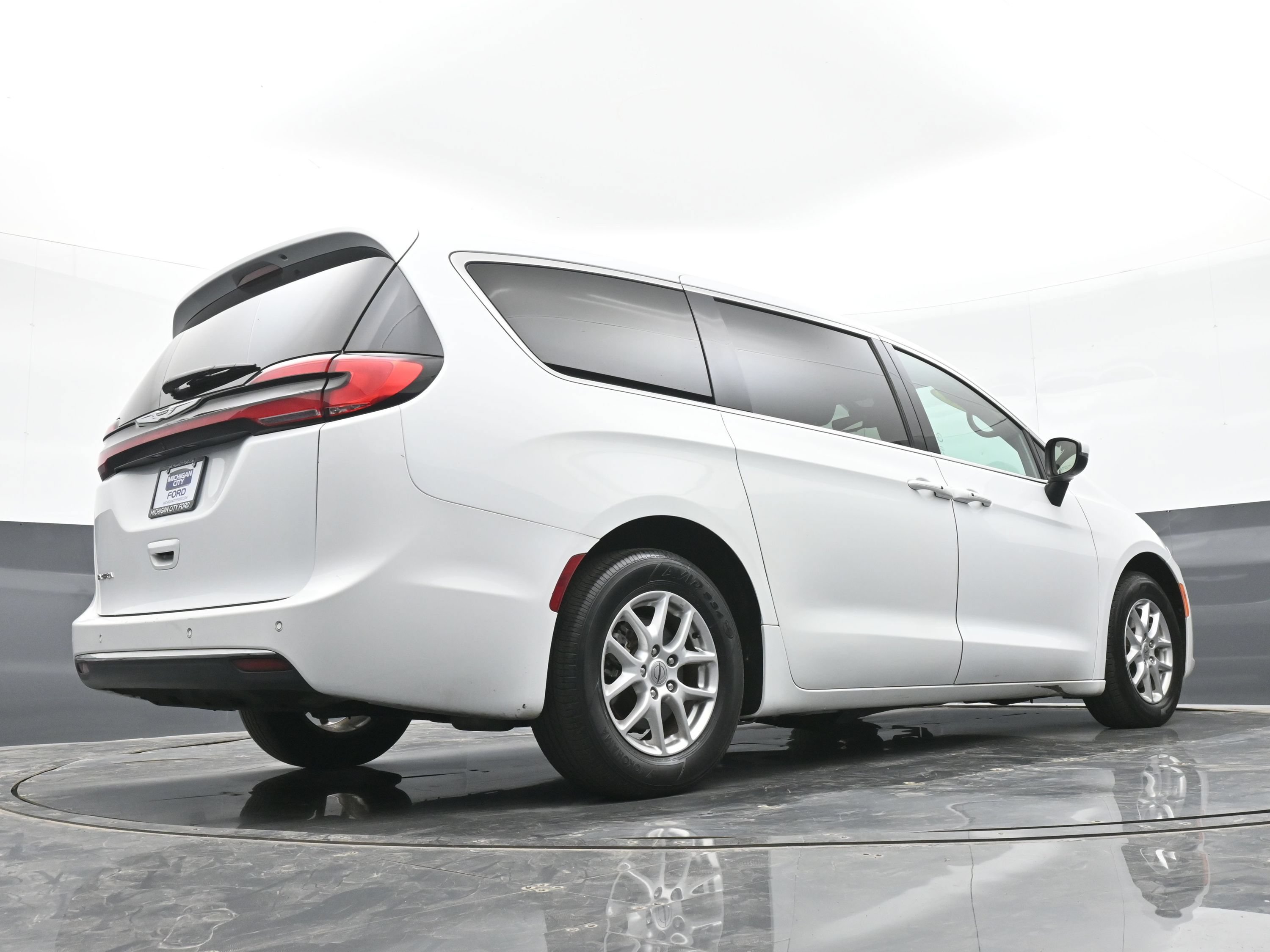 Used 2023 Chrysler Pacifica Touring FWD image 28