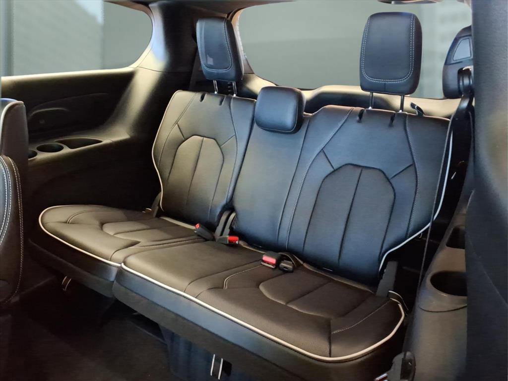 New 2027 Chrysler Pacifica Limited AWD/4WD image 8