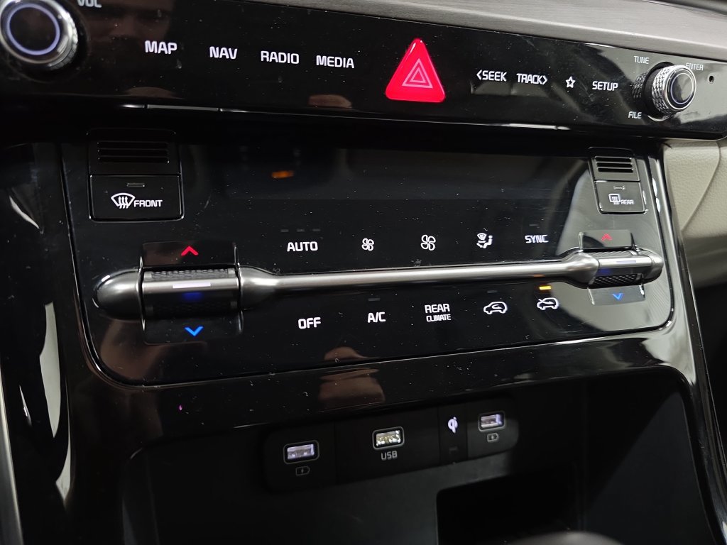 Used 2024 Kia Carnival EX FWD image 23