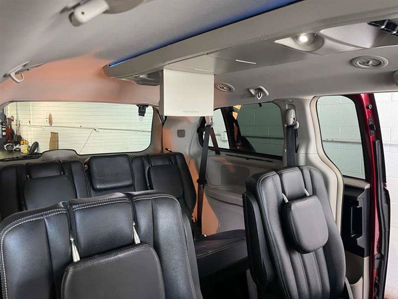 Used 2015 Chrysler Town & Country Touring-L w/ Driver Convenience Group FWD image 53