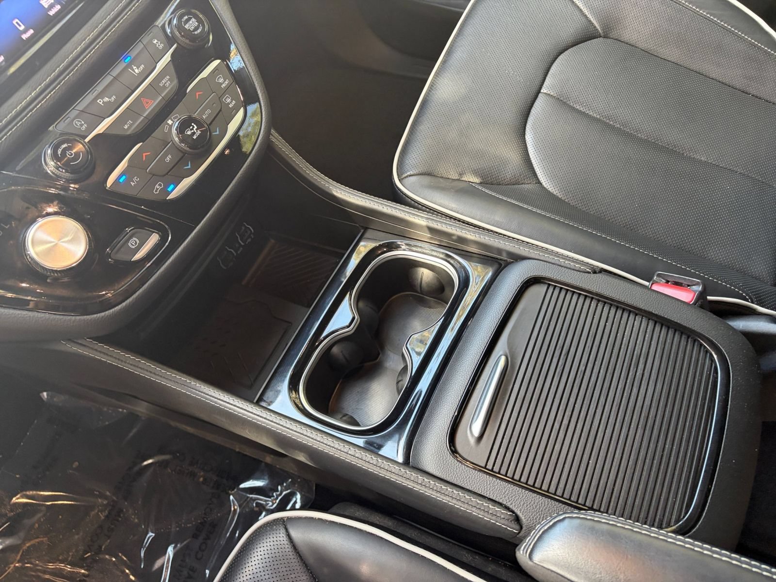 Used 2025 Chrysler Pacifica Limited FWD image 45