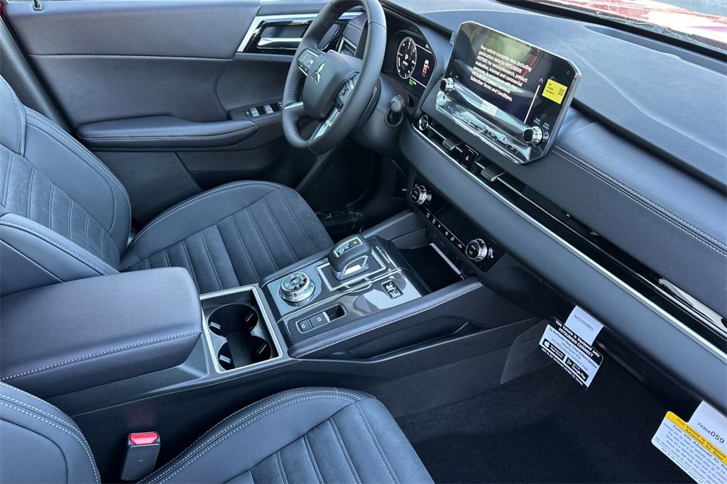New 2025 Mitsubishi Outlander SE image 16