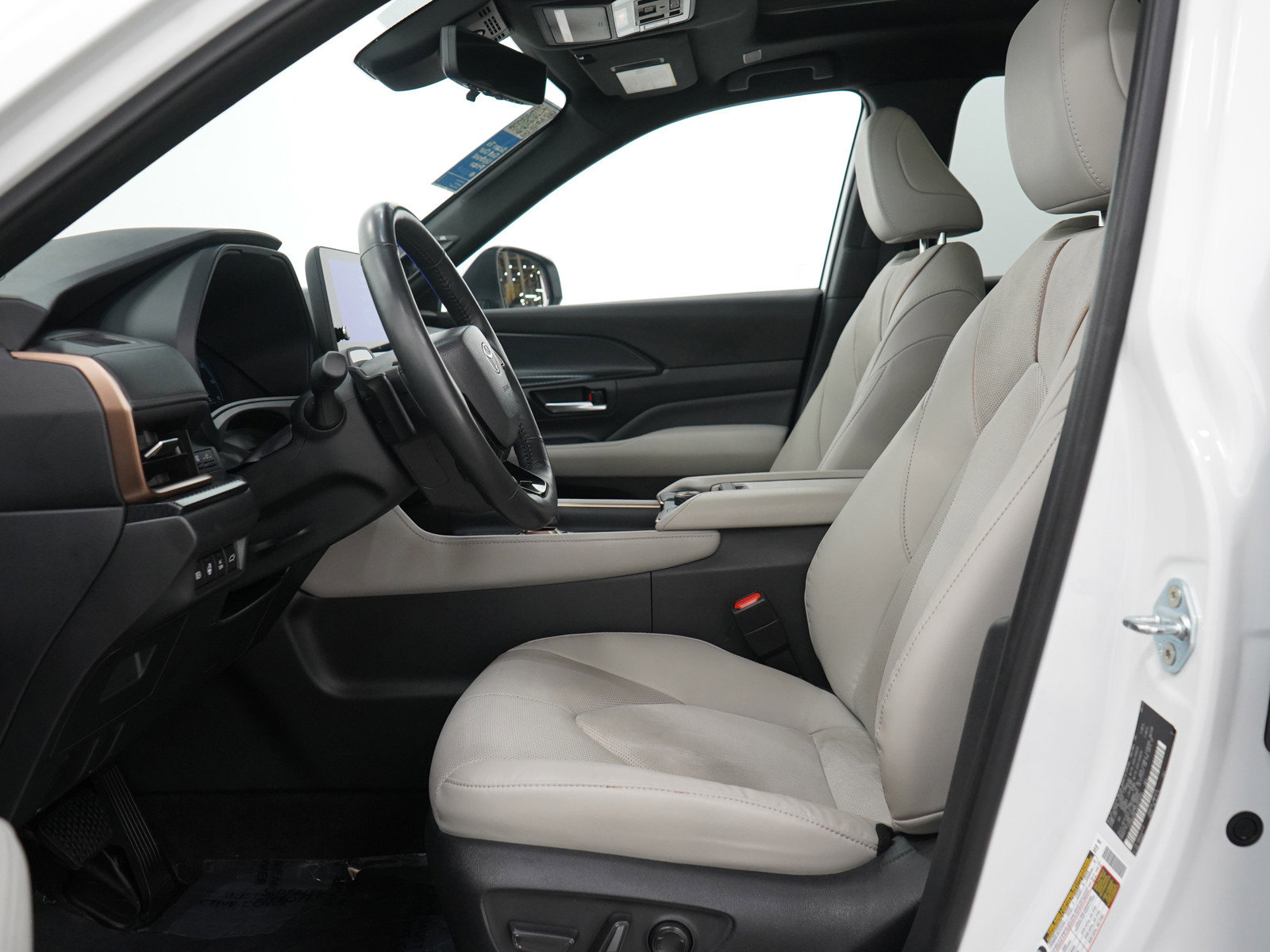 Used 2024 Toyota Grand Highlander AWD Hybrid image 25