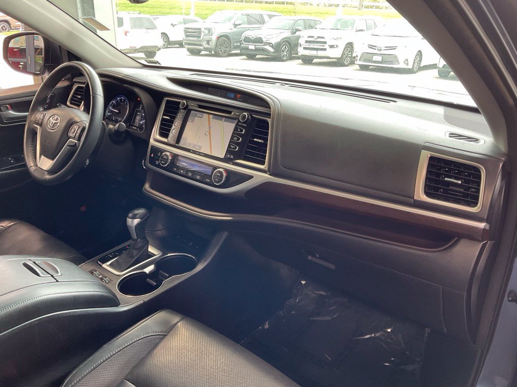 Used 2016 Toyota Highlander Limited w/ Driver Technology Package AWD/4WD image 19