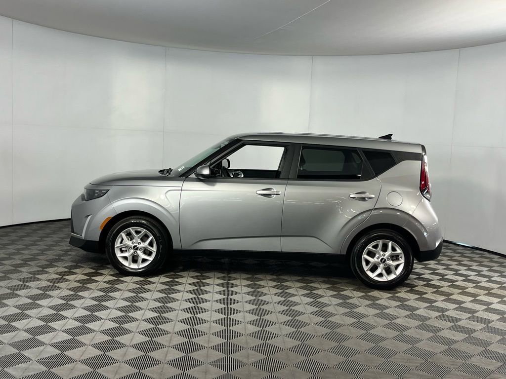Used 2025 Kia Soul LX image 11