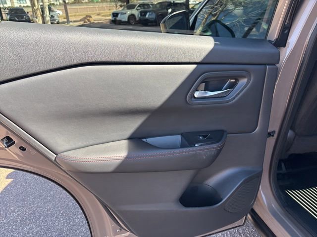 Used 2025 Nissan Rogue SV AWD/4WD image 24