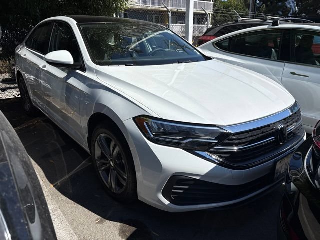 Used 2024 Volkswagen Jetta SE w/ Panoramic Sunroof Package FWD image 2