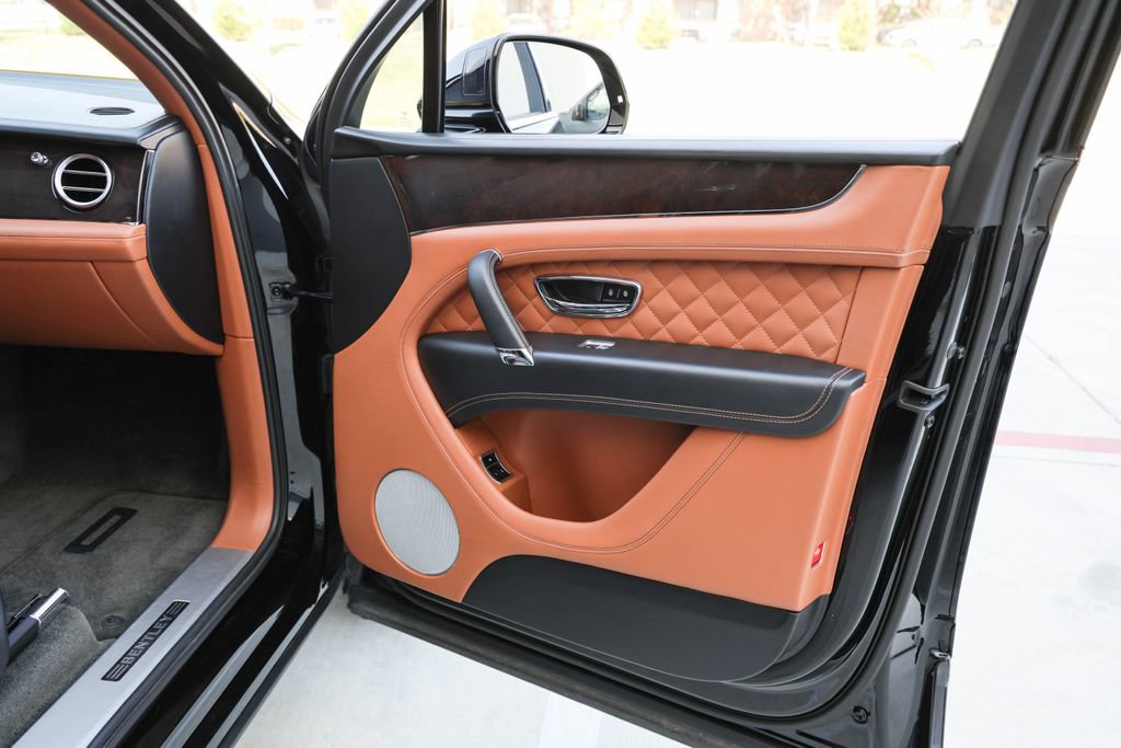 Used 2019 Bentley Bentayga AWD/4WD image 20