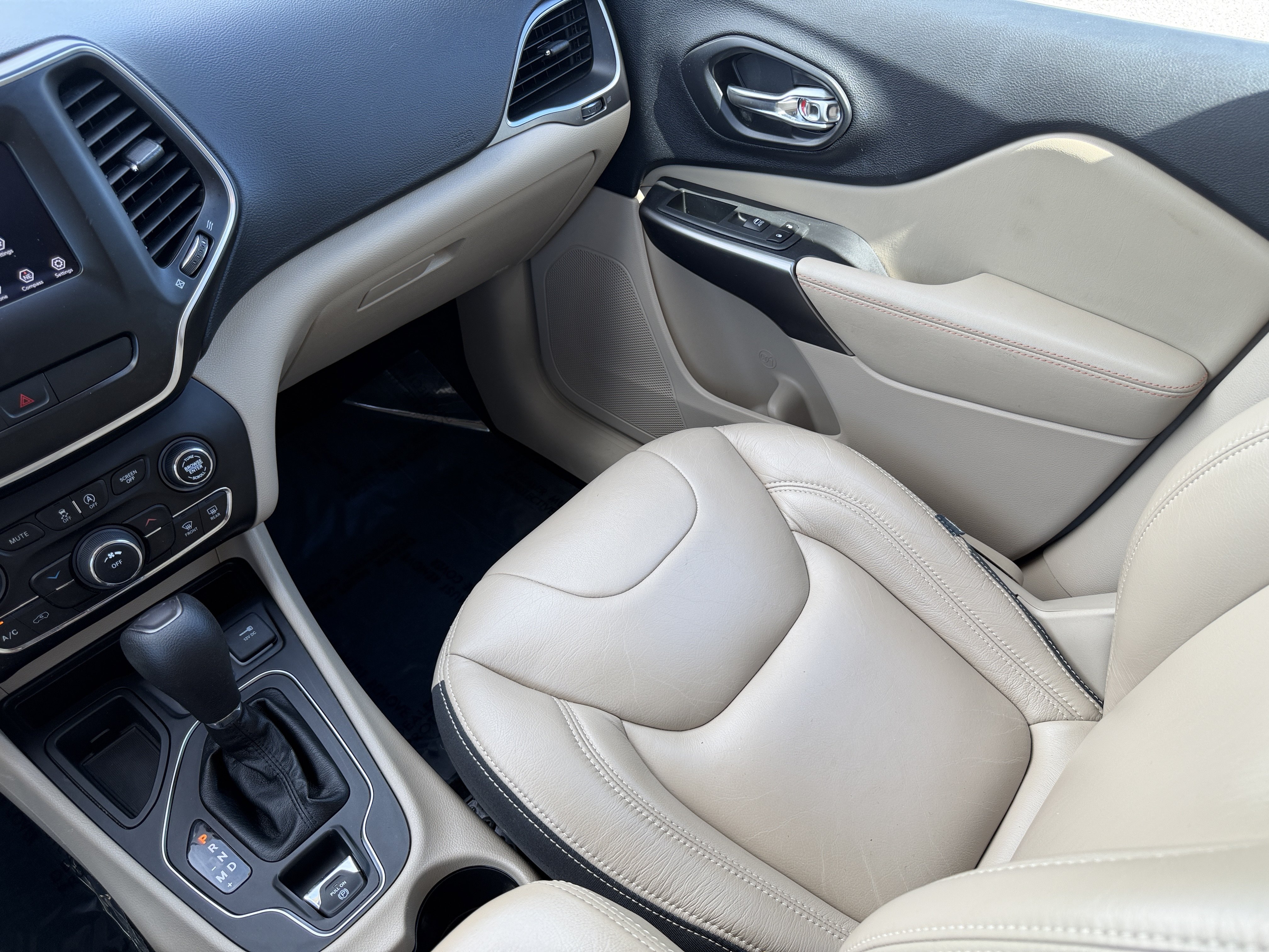 Used 2020 Jeep Cherokee Latitude FWD image 16