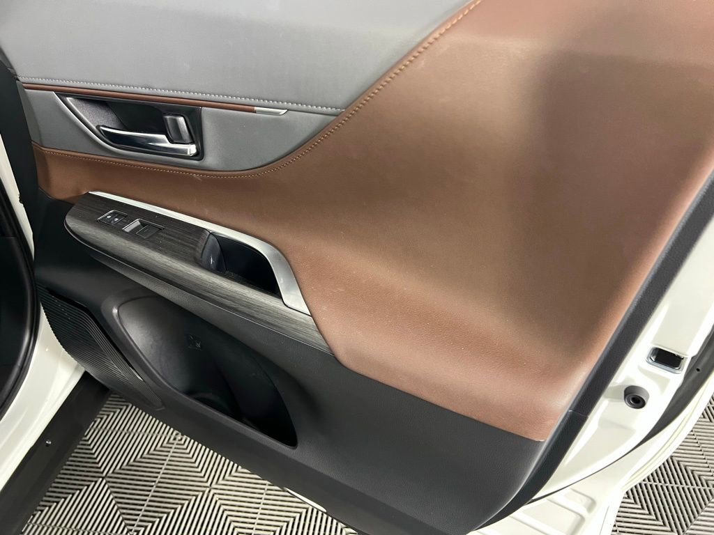 Used 2022 Toyota Venza XLE image 34