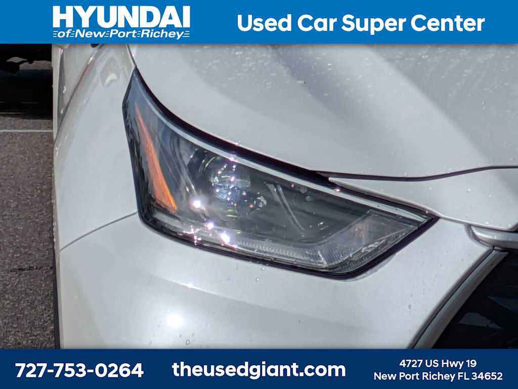 Used 2021 Toyota Highlander XLE AWD/4WD image 9