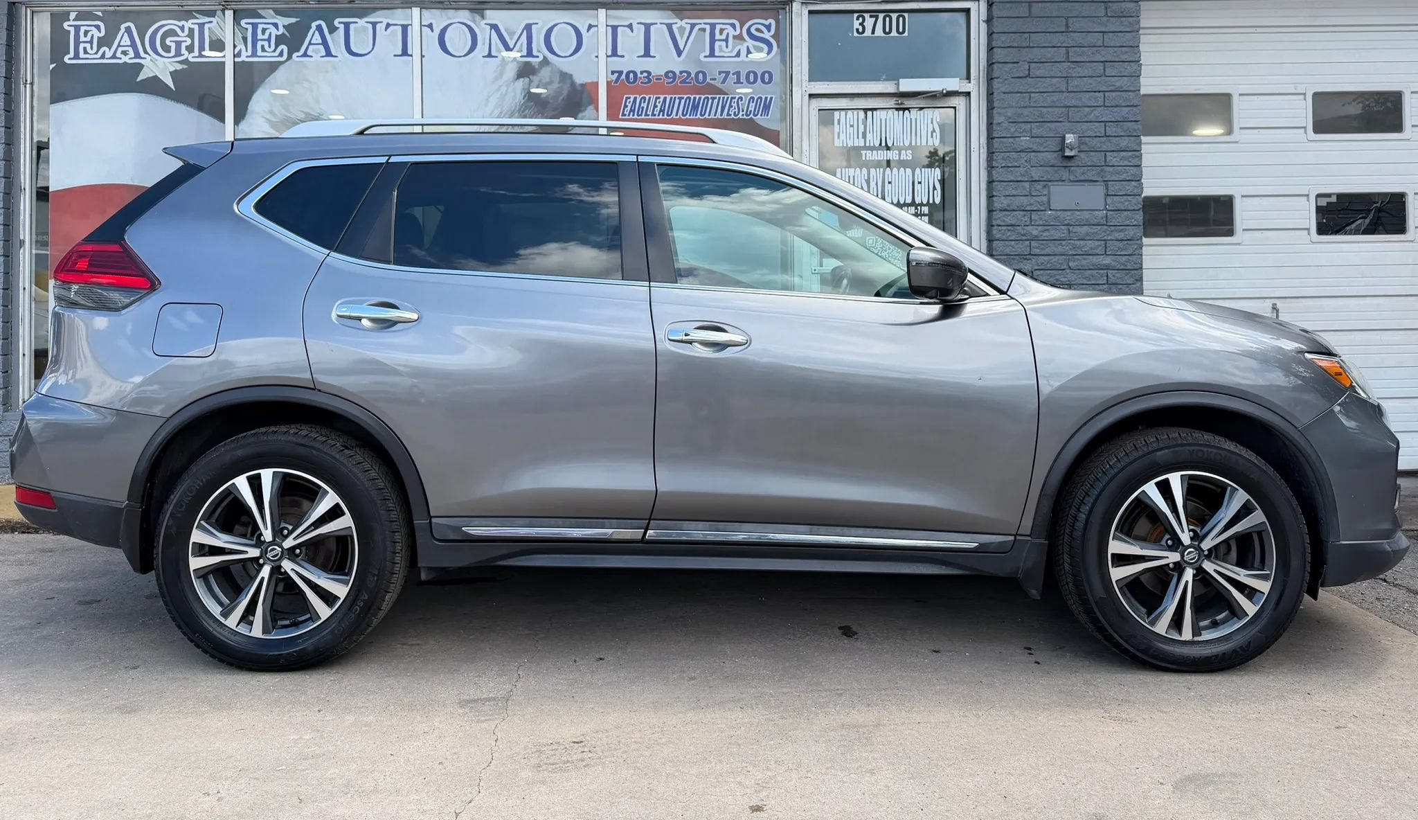 Used 2017 Nissan Rogue SL w/ SL Premium Package AWD/4WD image 2