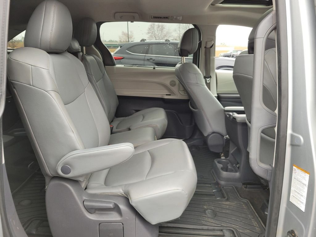 Used 2021 Toyota Sienna XLE FWD image 15