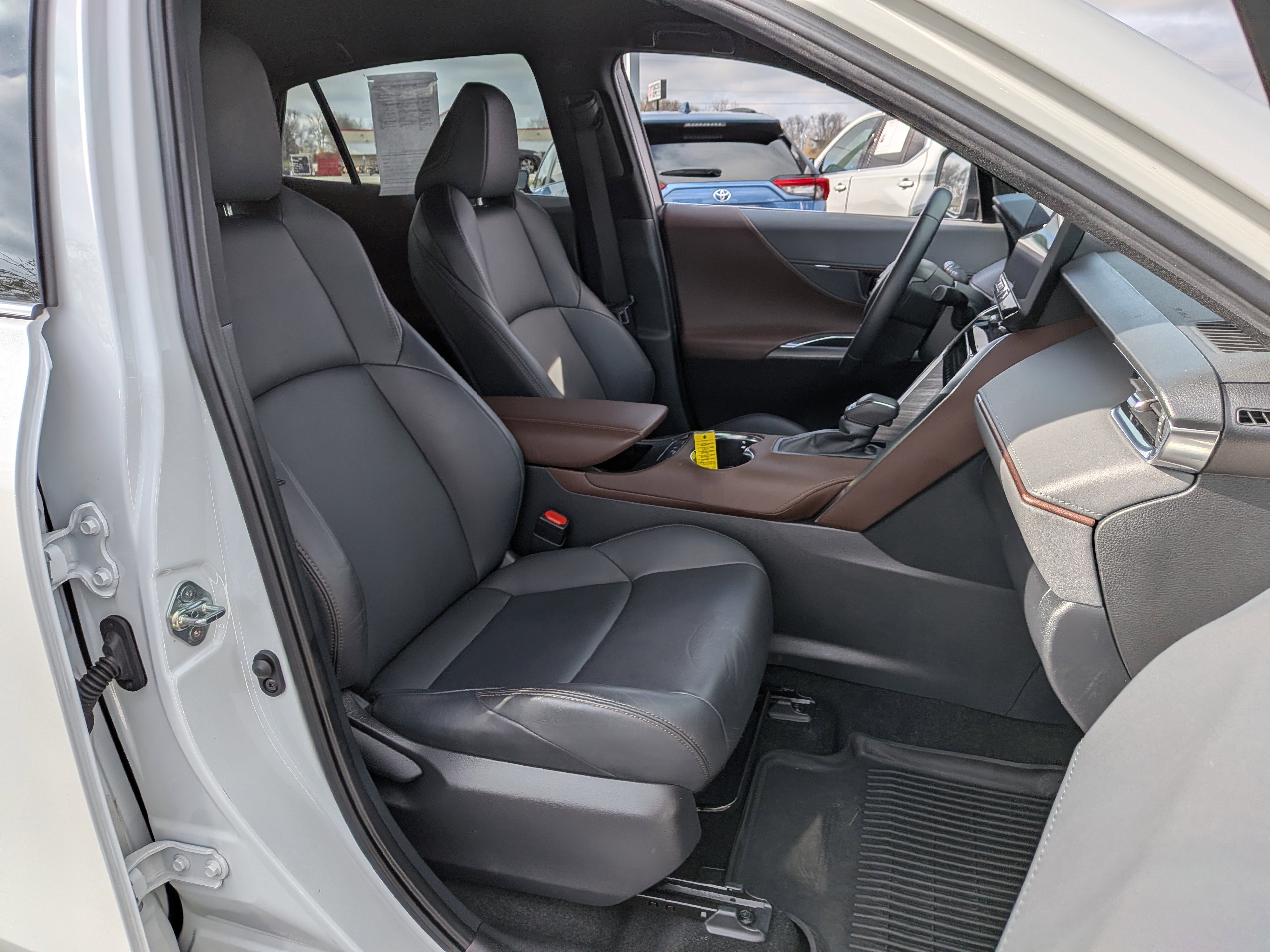 Used 2024 Toyota Venza XLE image 23