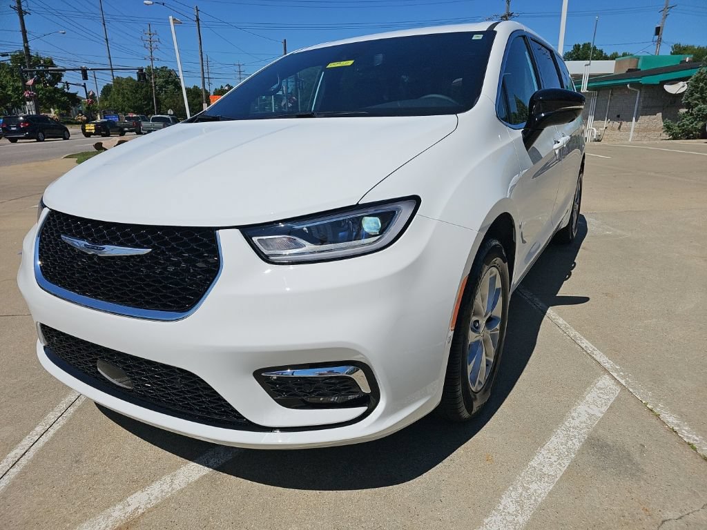Used 2025 Chrysler Pacifica Select w/ Uconnect Theater Family Group AWD/4WD image 8