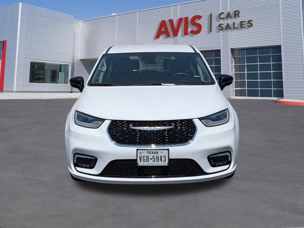 Used 2024 Chrysler Pacifica Touring-L image 2