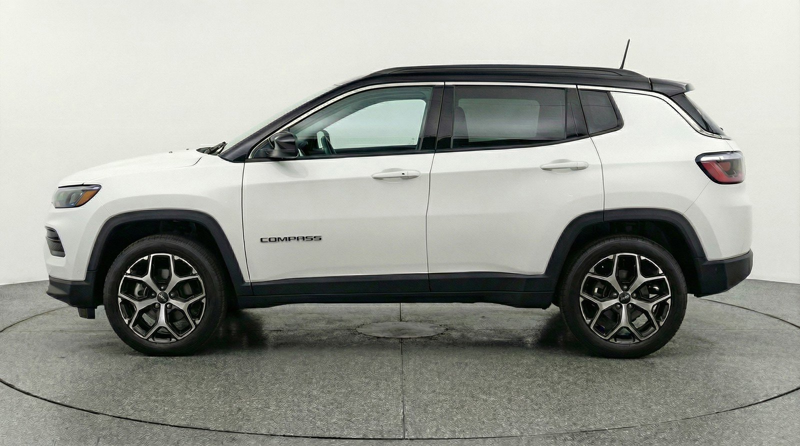 Used 2025 Jeep Compass Limited AWD/4WD image 5