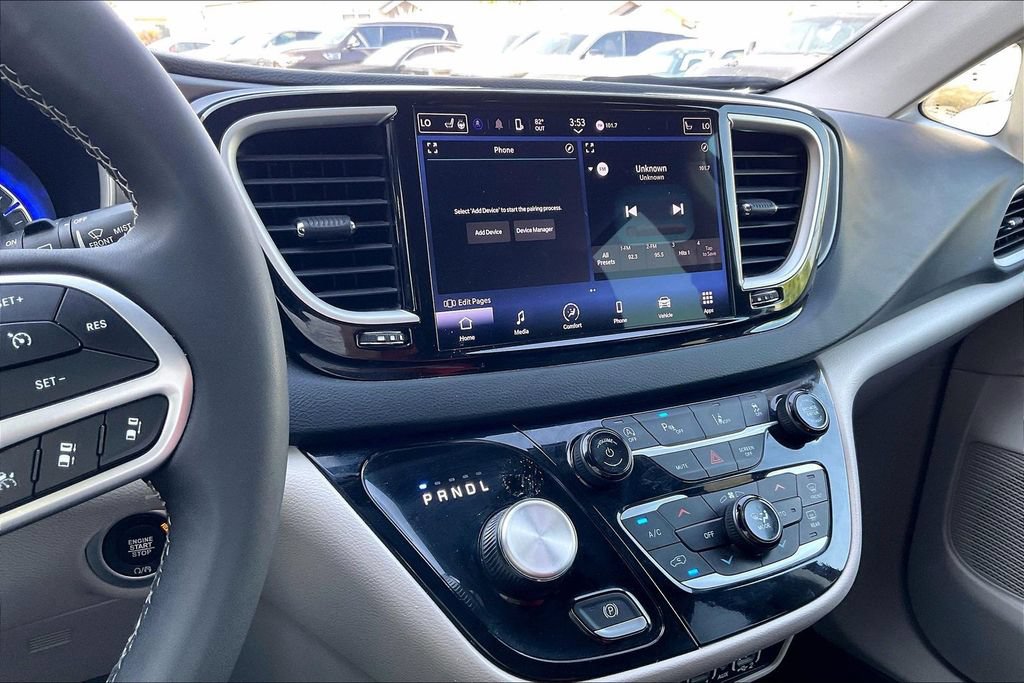 Used 2023 Chrysler Pacifica Touring-L FWD image 6