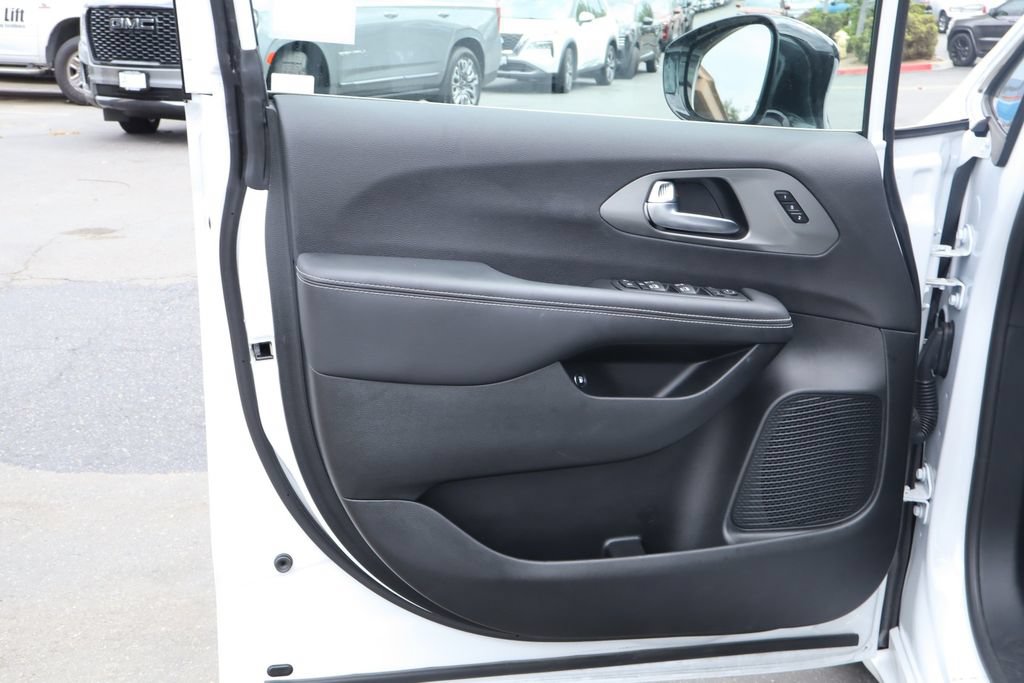 Used 2025 Chrysler Pacifica Select FWD image 18
