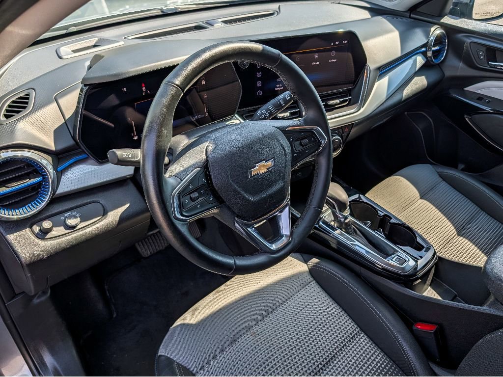 Used 2025 Chevrolet Trax LT w/ LT Convenience Package FWD image 17