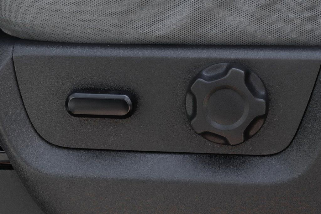 Used 2016 Ford F550 4x4 Crew Cab Super Duty w/ XLT Interior Package image 21