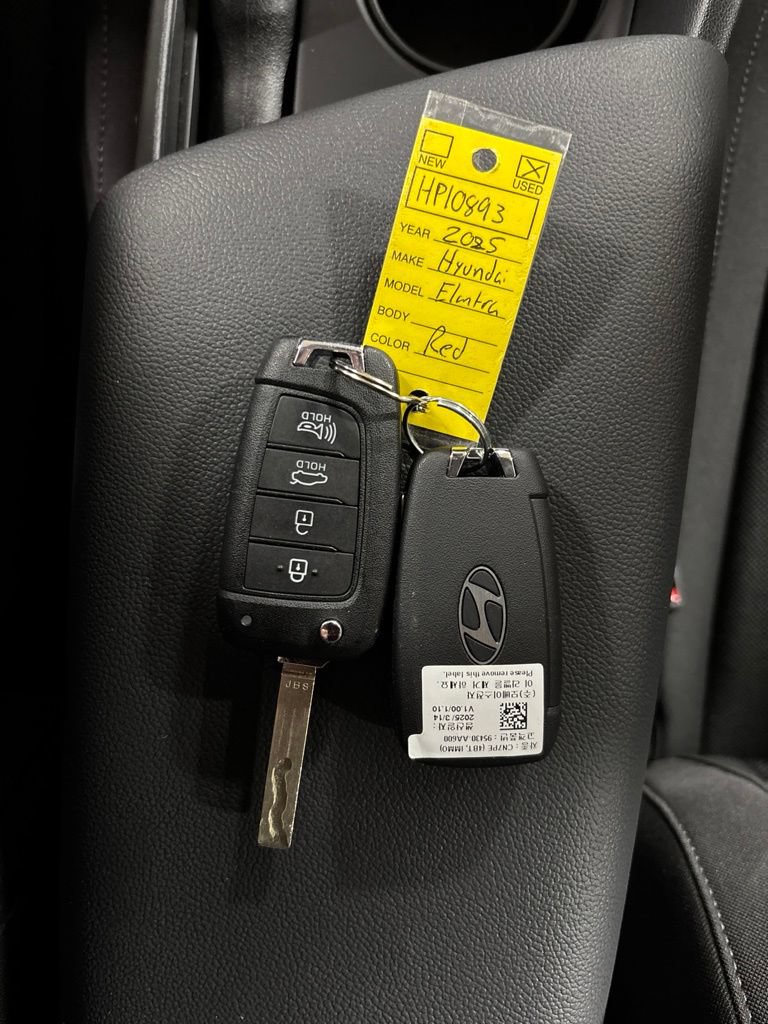 Certified 2025 Hyundai Elantra SE FWD image 30