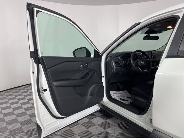 Used 2024 Nissan Rogue S image 16