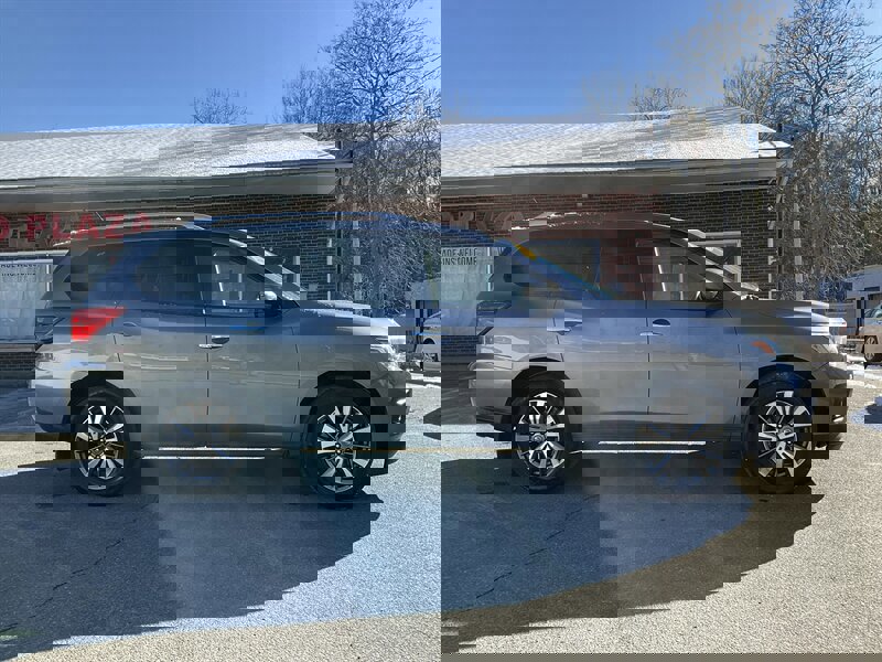 Used 2018 Nissan Pathfinder S image 4