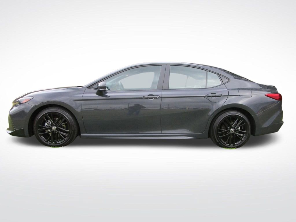 Used 2025 Toyota Camry SE image 2