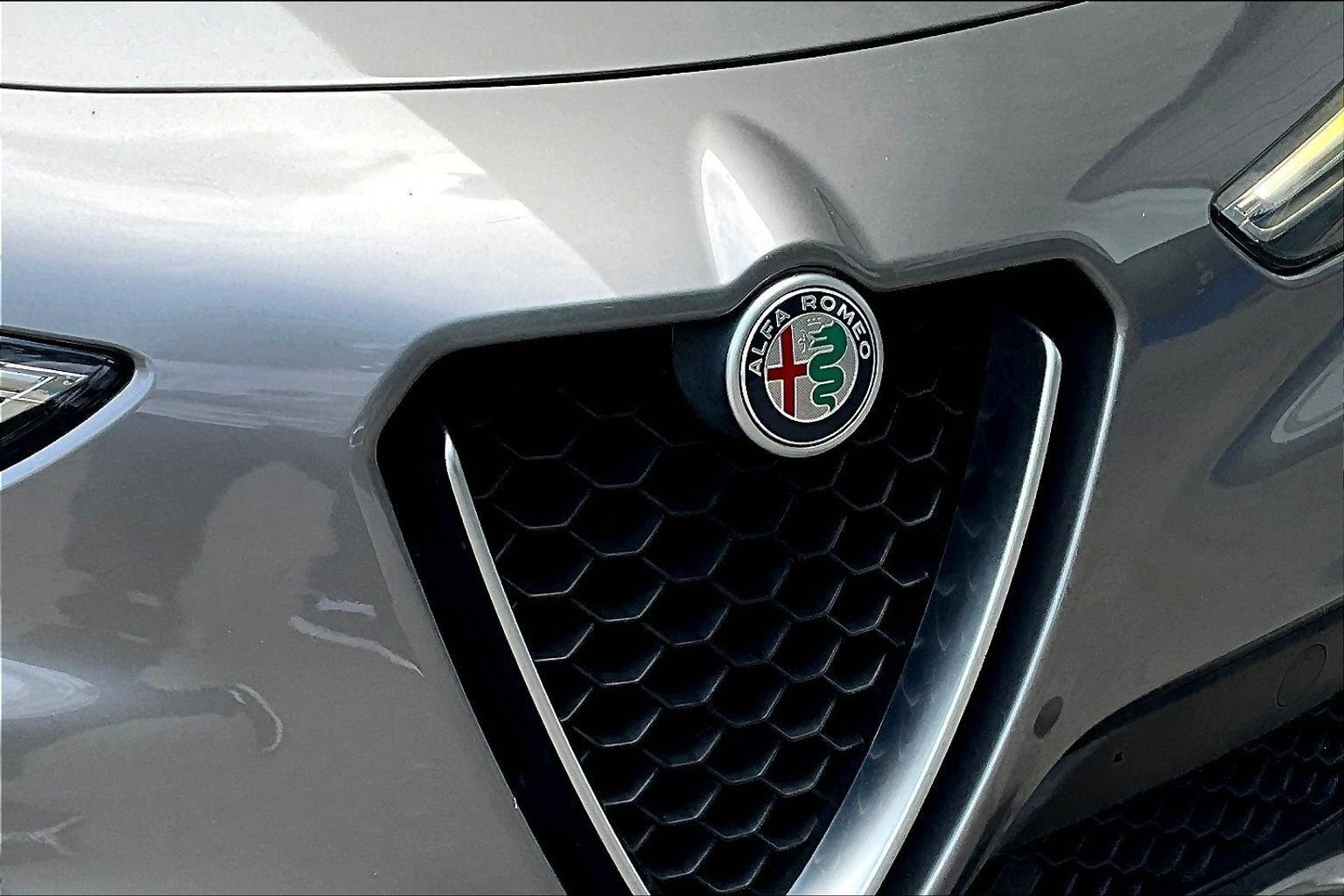 Used 2018 Alfa Romeo Stelvio Ti AWD/4WD image 33