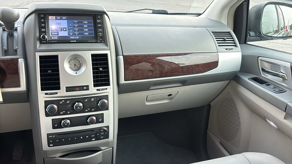 Used 2009 Chrysler Town & Country Touring FWD image 8