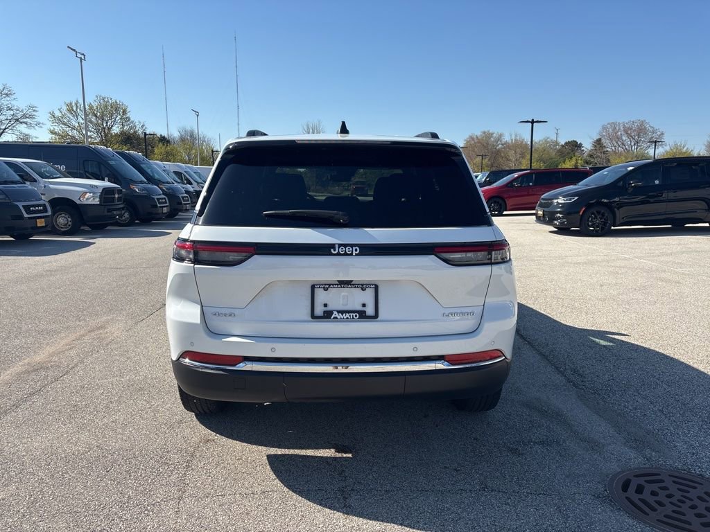 Used 2024 Jeep Grand Cherokee Laredo image 5