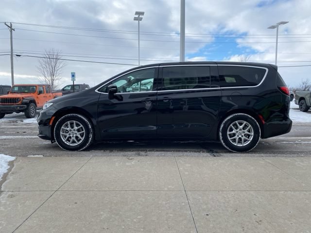 Used 2024 Chrysler Pacifica Touring-L FWD image 8