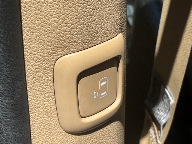 Used 2016 Kia Sedona SX FWD image 34