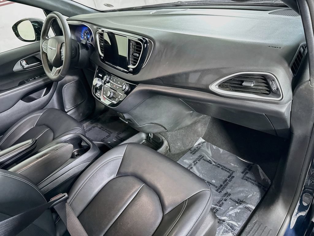 Used 2025 Chrysler Pacifica Select FWD image 32