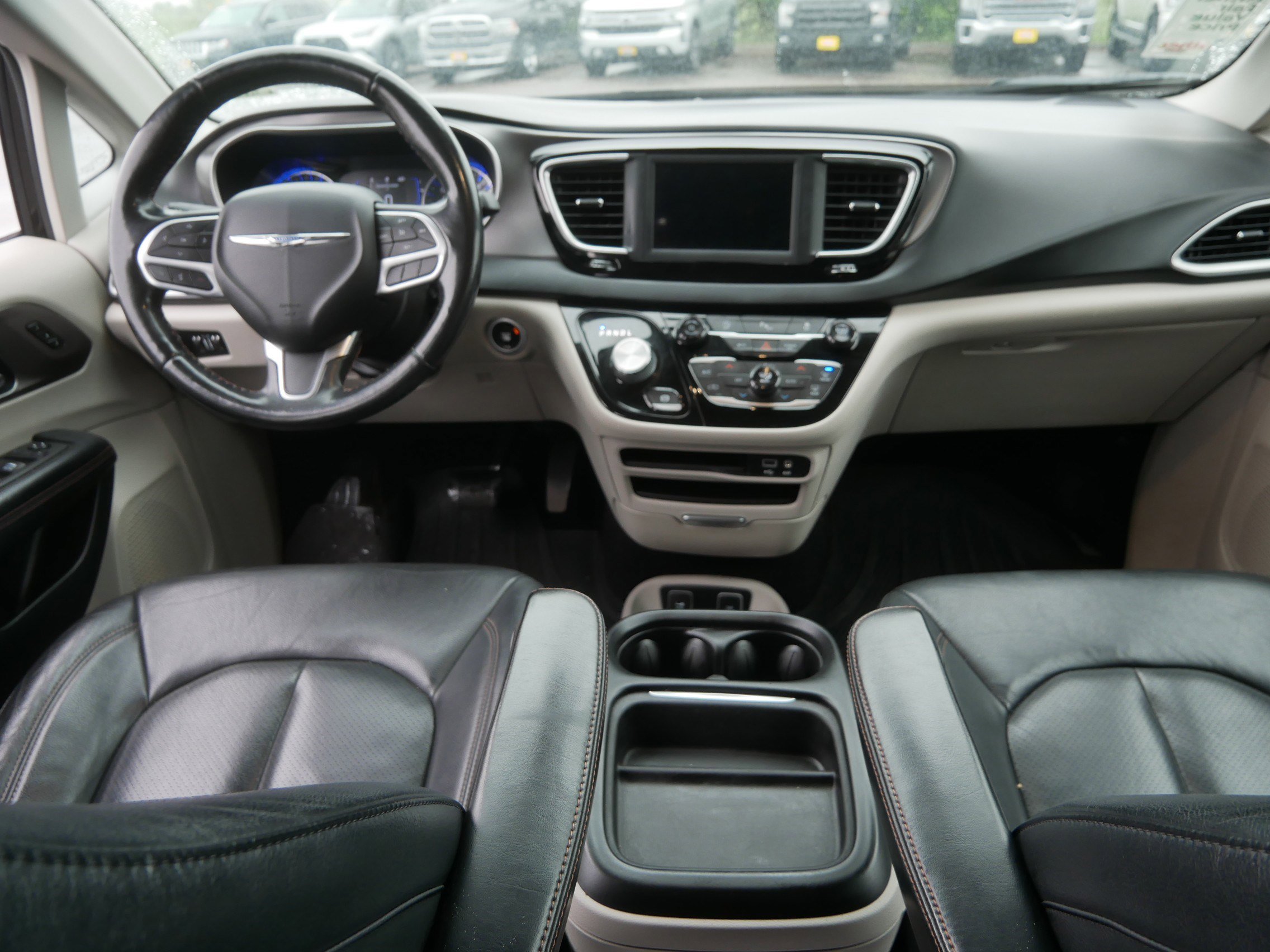Used 2020 Chrysler Pacifica Touring-L FWD image 10