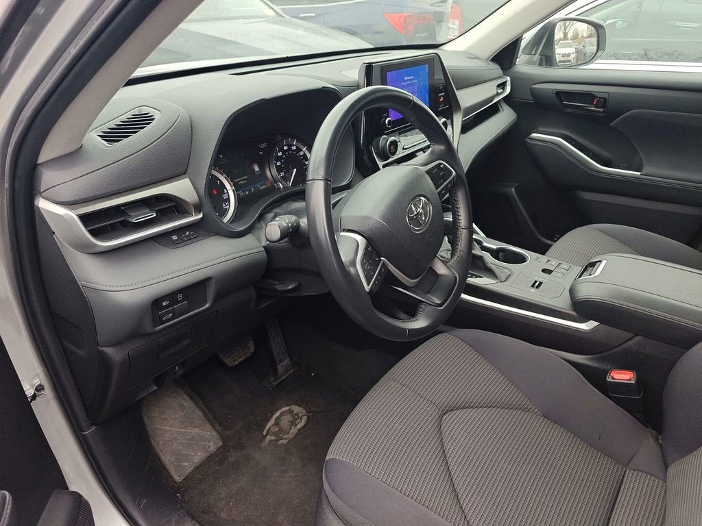 Used 2024 Toyota Highlander LE image 7