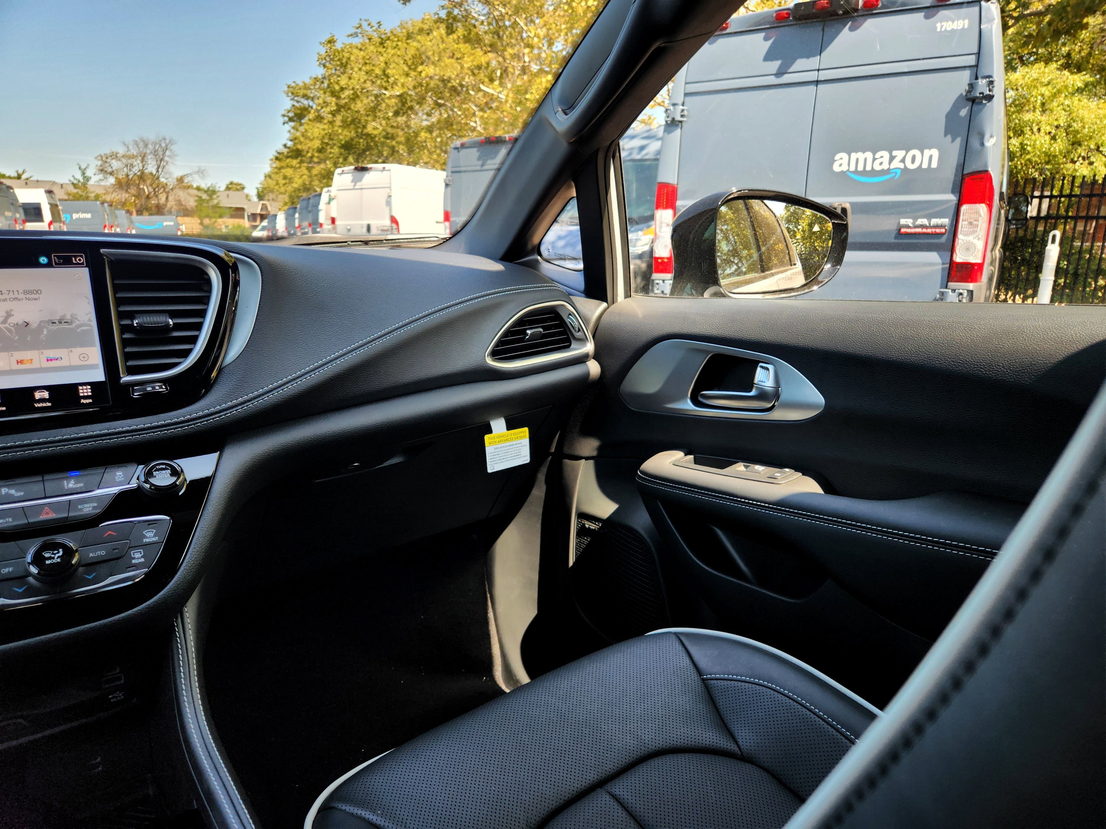 New 2026 Chrysler Pacifica Limited w/ Uconnect Theater Family Group image 32