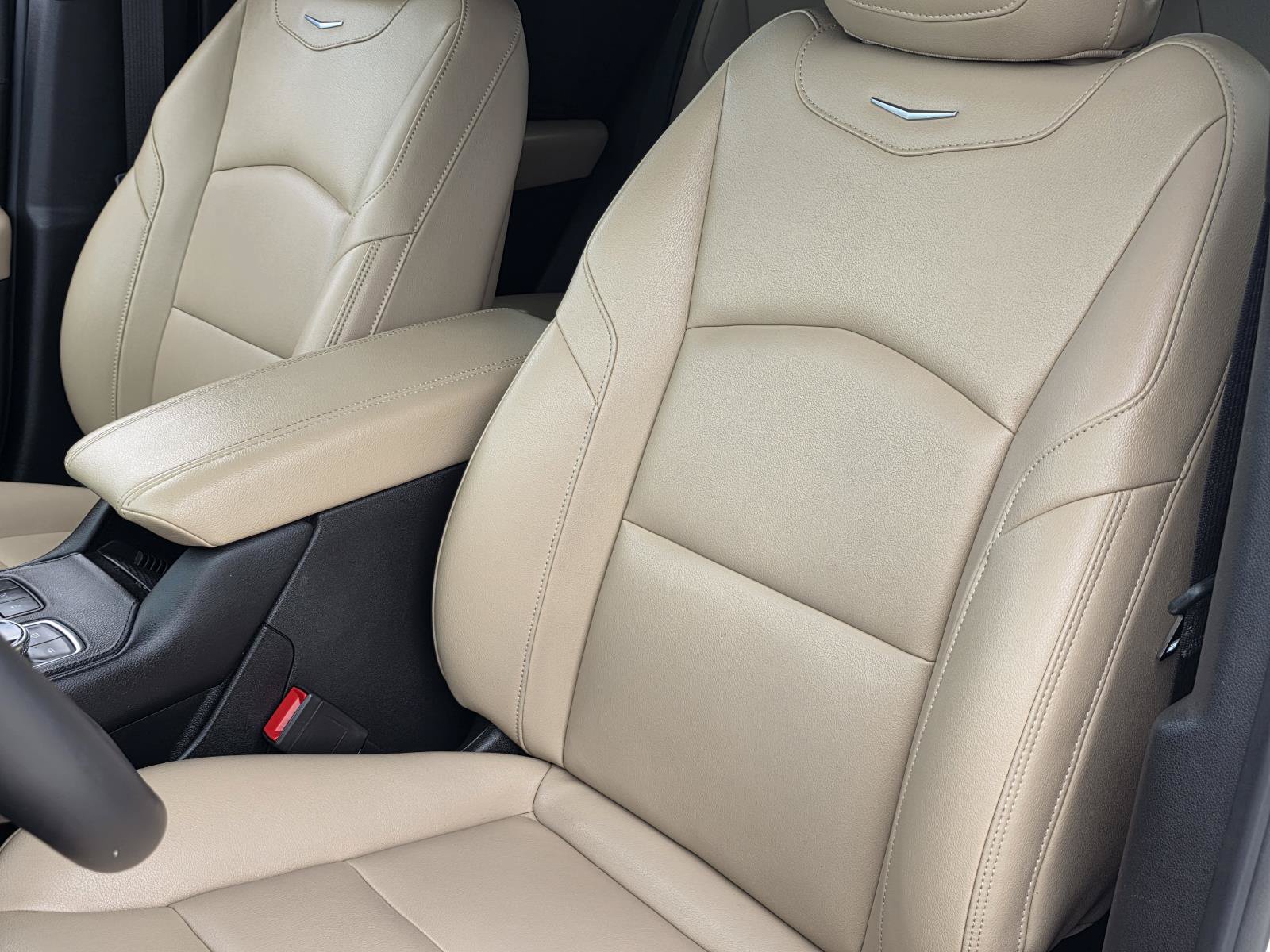 Certified 2024 Cadillac XT4 Luxury w/ Cold Weather Package FWD image 19