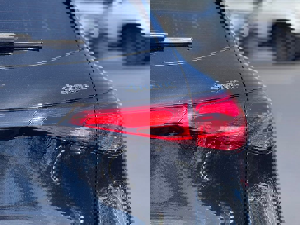 Used 2025 Mercedes-Benz GLC 300 4MATIC image 15