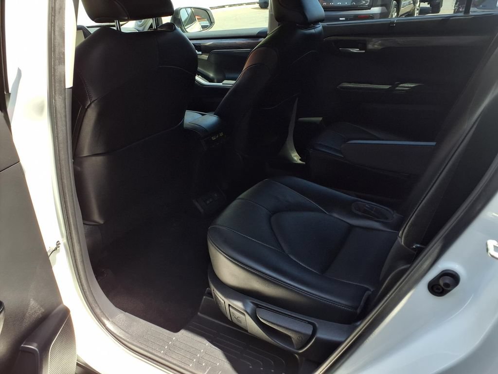 Used 2023 Toyota Highlander Limited FWD image 19