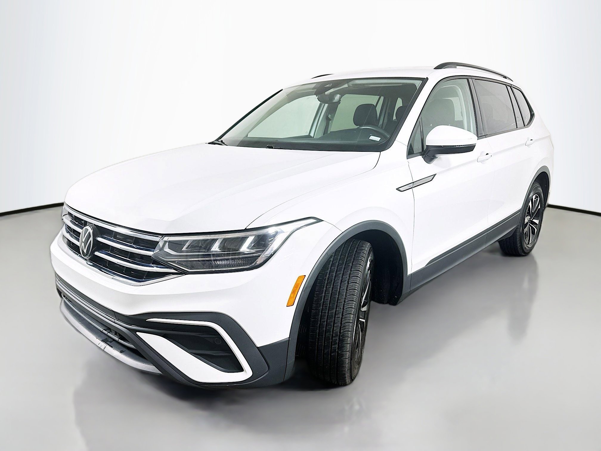 Used 2024 Volkswagen Tiguan S image 3