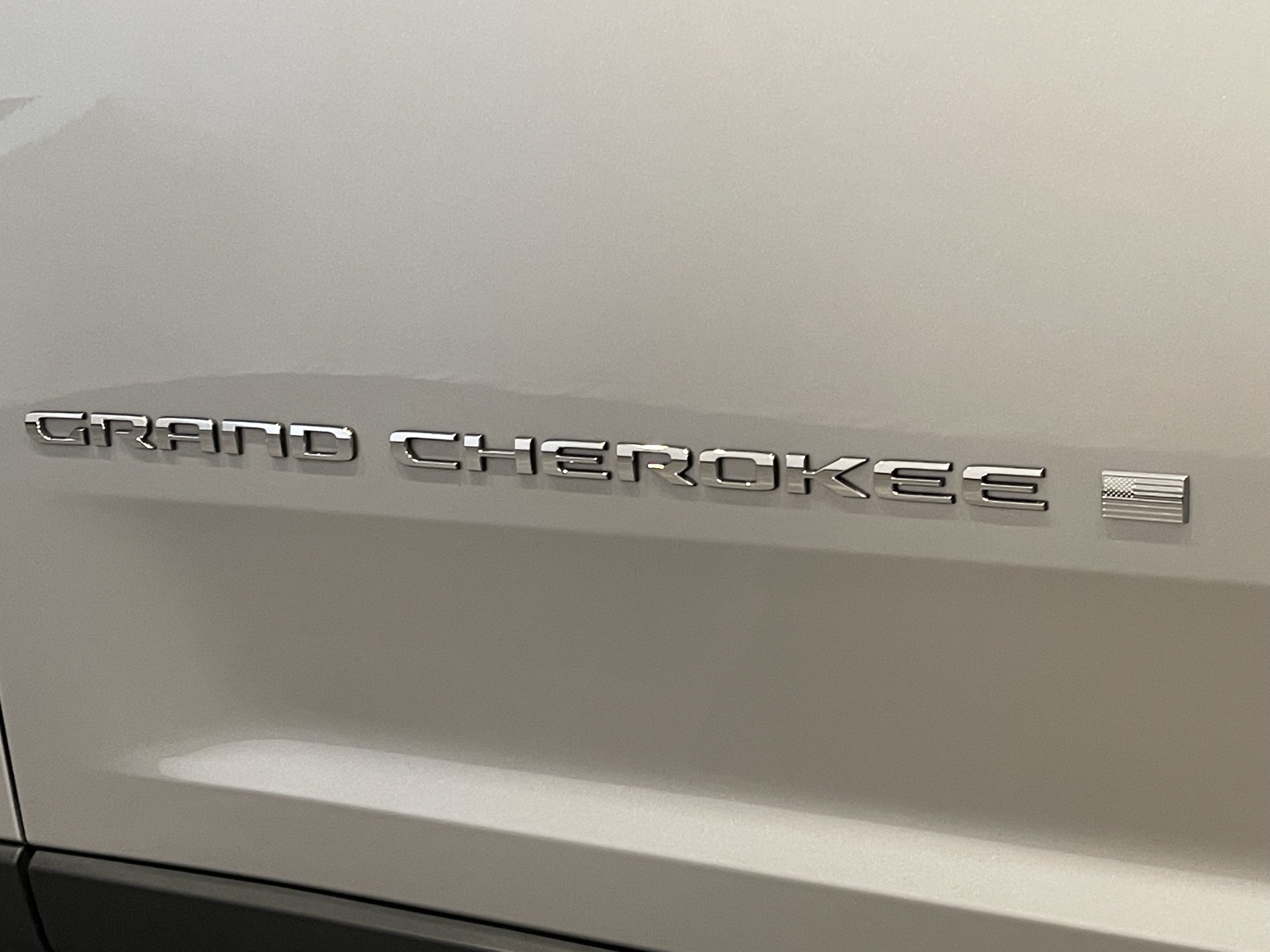 Used 2022 Jeep Grand Cherokee L Limited AWD/4WD image 24