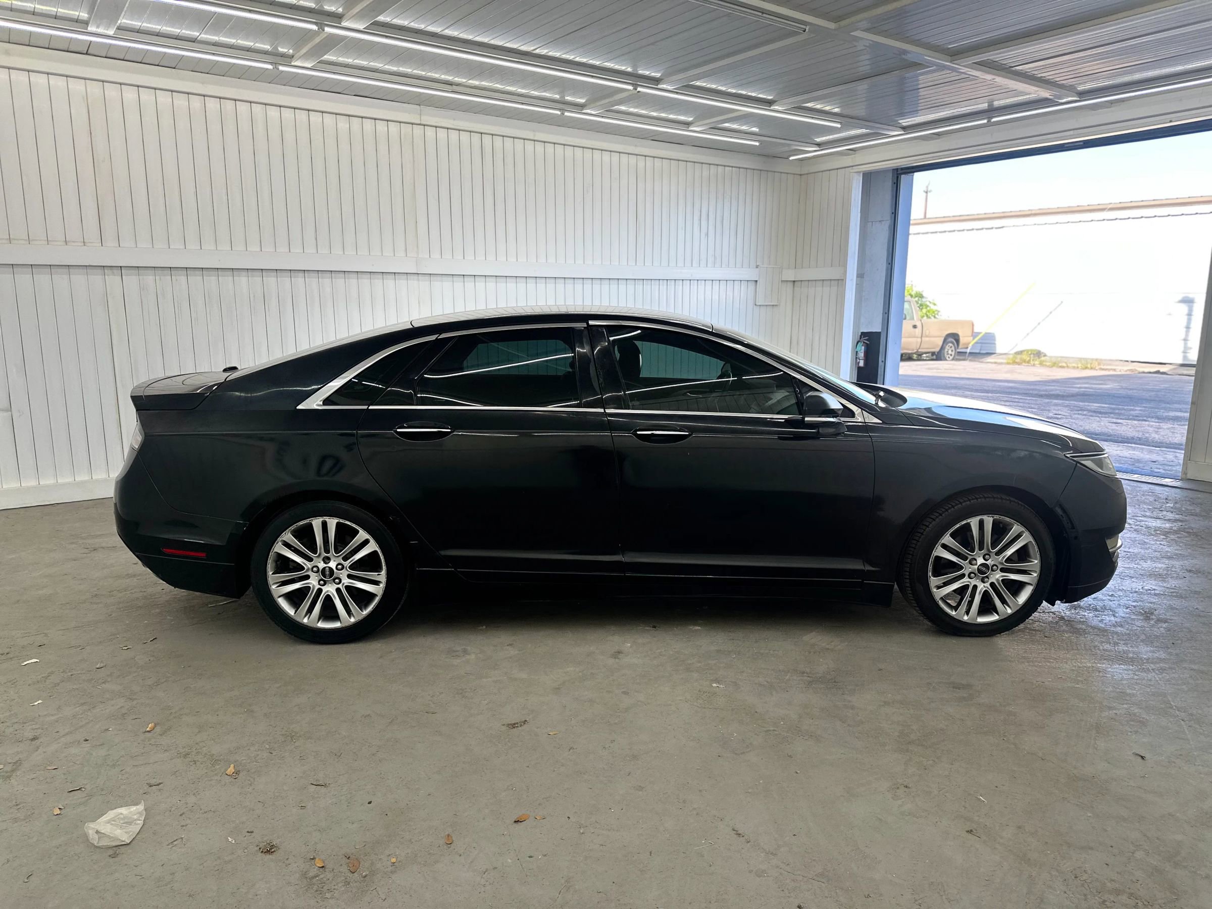 Used 2013 Lincoln MKZ FWD image 4