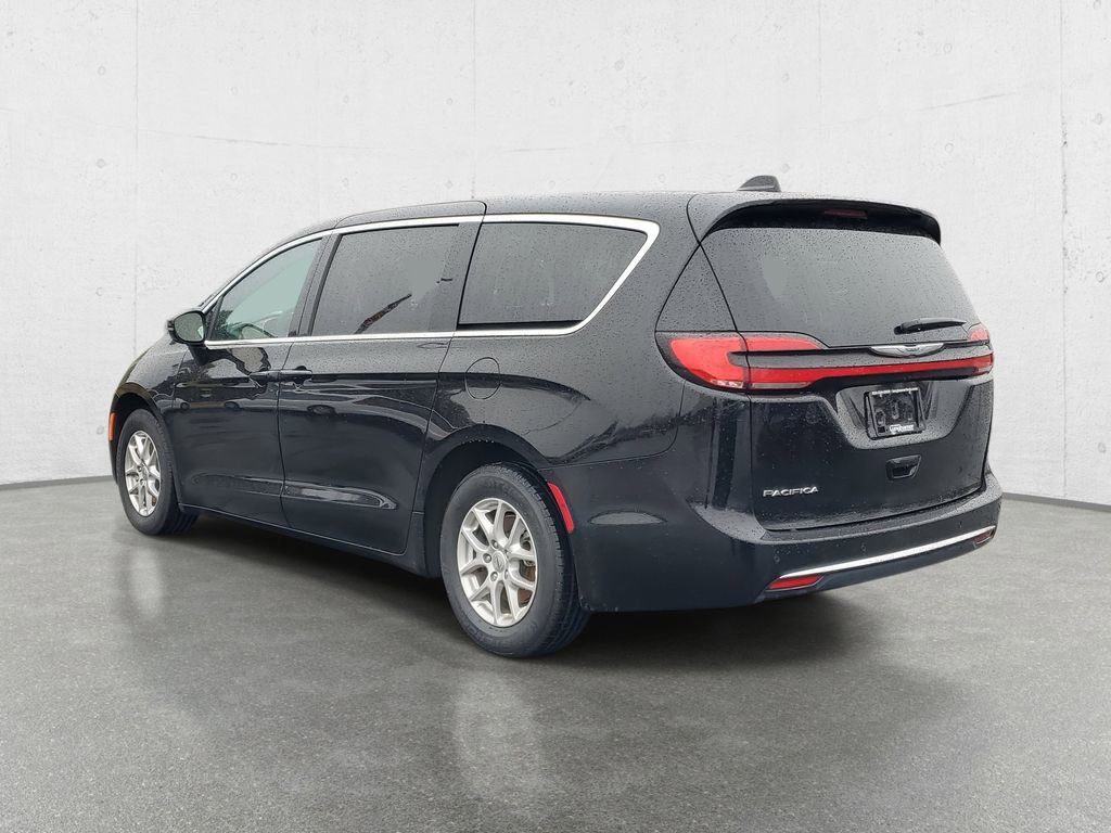 Used 2025 Chrysler Pacifica Select image 5