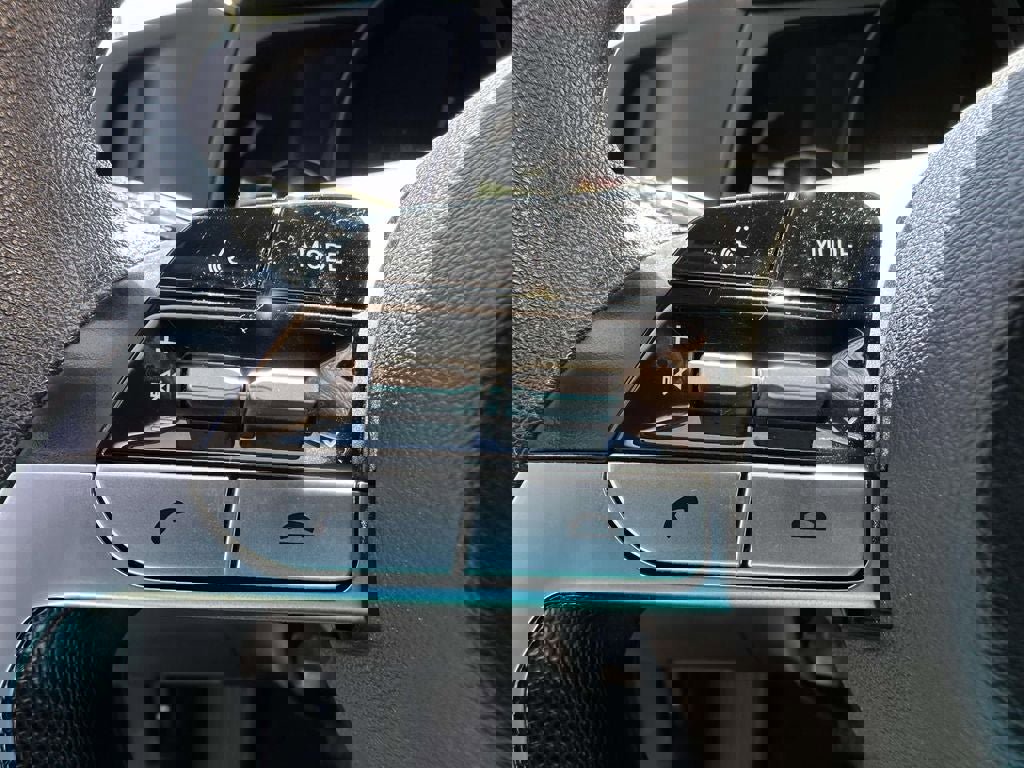 Used 2022 Hyundai Elantra SEL FWD image 25